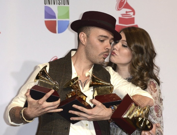 Jesse & Joy carregam prêmios do Grammy Latino 2012 (15/11/12) - EFE