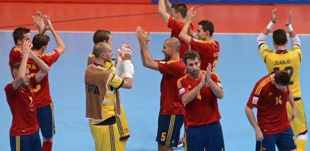 Jogadores da Espanha agradecem à torcida após vencerem a itália por 4 a 1   - Pornchai Kittiwongsakul/AFP Photo
