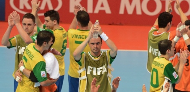 Jogadores do Brasil agradecem apoio da torcida após a vitória por 3 a 1 sobre a Colômbia - Pornchai Kittiwongsakul/AFP Photo