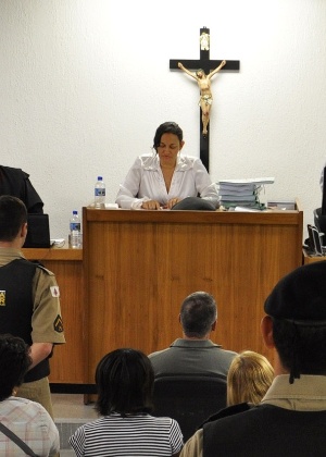 Juíza Marixa Rodrigues (alto) conduz no fórum de Contagem (MG) julgamento de Bola (centro, abaixo) por crime cometido em 2000 - Vagner Antônio/TJMG