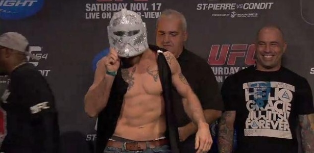 Mascarado Tom Lawlor entra para a pesagem do UFC 154, em Montréal, Canadá - Reprodução