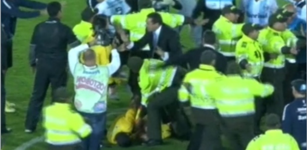 Assistente chegou a ficar caído após investida de jogadores do Grêmio - Reprodução/FOX Sports