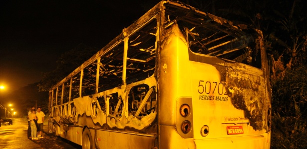 Na madrugada deste sábado (17), mais um ônibus foi incendiado em 26º ataque do gênero em cinco dias - Pena Filho/Agncia RBS/Folhapress