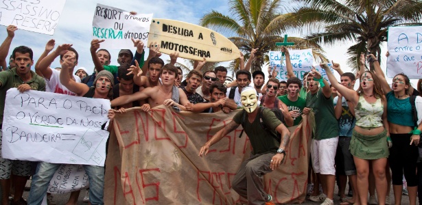 Manifestantes protestam contra construção de resort na praia da Reserva, no Rio de Janeiro