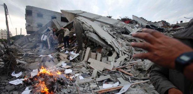 Palestinos observam destroços da sede do Hamas em Gaza, onde ficava escritório do primeiro-ministro - Suhaib Salem/Reuters
