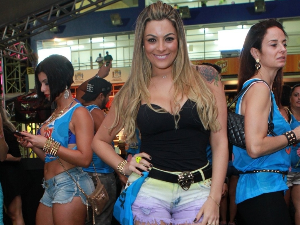 A ex-BBB Monique Amin posa para foto no segundo dia do Folianópolis, em Florianópolis (16/11/2012) - Foto Rio News