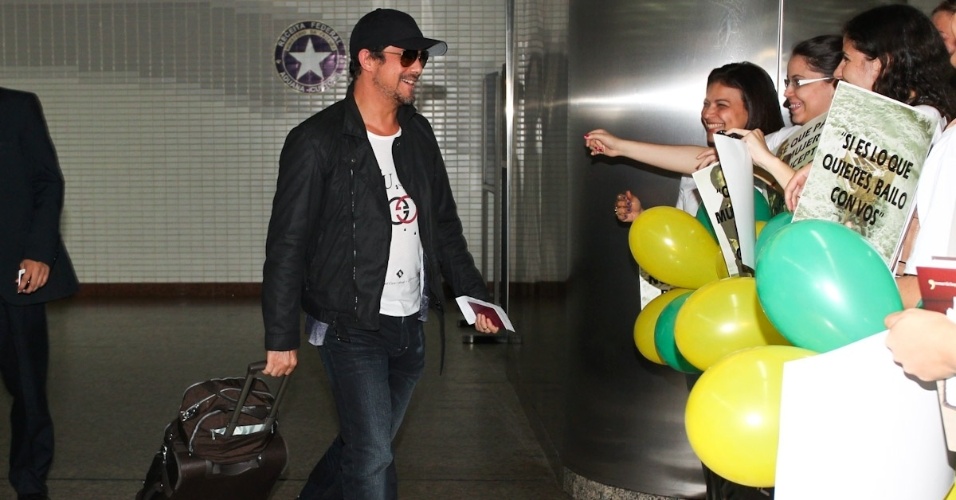 Alejandro Sanz desembarca no Aeroporto Internacional de Guarulhos e causa tumulto com fãs (17/11/2012)