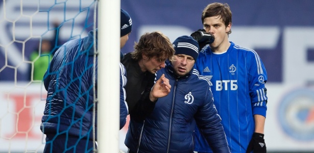 Anton Shunin, goleiro do Dínamo, é atendido após ser atingido por fogo de artifício - Dmitry Korotayev/Epsilon/Getty Images