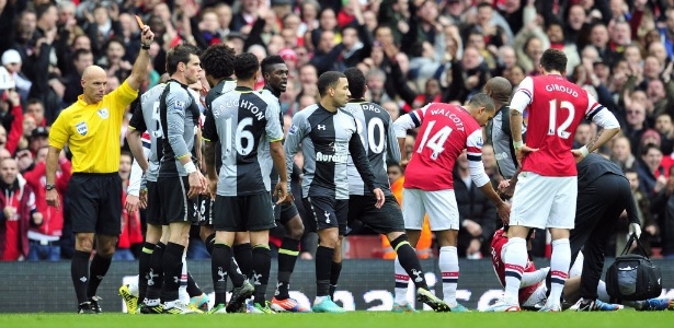Autor do gol do Tottenham, Adebayor é expulso após falta em Cazorla, do Arsenal - AFP PHOTO/GLYN KIRK