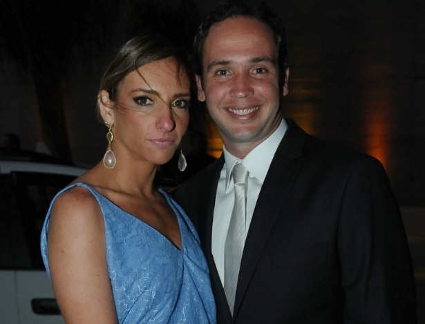 Caio Ribeiro, acompanhado da mulher Renata, disse que está feliz pelo casamento do amigo e companheiro de programa (17/11/12)