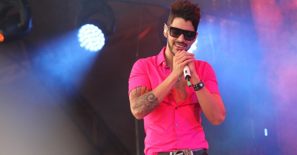 De óculos escuros e camisa rosa choque, Gusttavo Lima se apresenta na primeira noite do Caldas Country Show, em Caldas Novas (16/11/2012) - Cláudio Augusto/Foto Rio News