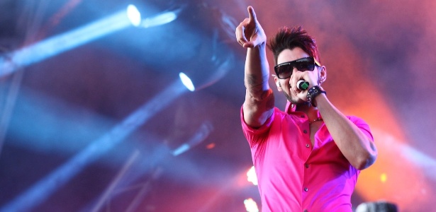 De óculos escuros e camisa rosa choque, Gusttavo Lima se apresenta na primeira noite do Caldas Country Show, em Caldas Novas (16/11/2012) - Cláudio Augusto/Foto Rio News