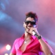 De óculos escuros e camisa rosa choque, Gusttavo Lima se apresenta na primeira noite do Caldas Country Show, em Caldas Novas (16/11/2012) - Cláudio Augusto/Foto Rio News
