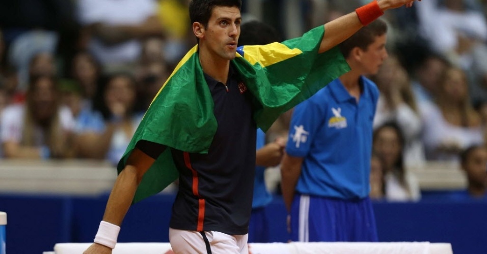Djokovic desfila com bandeira brasileira na exibição contra Guga no Rio de Janeiro - EFE/Marcelo Sayão