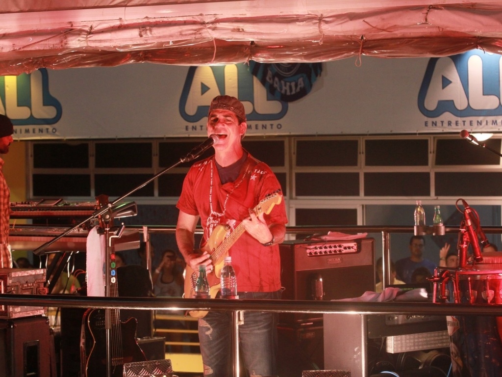 Durval Lelys leva seu Asa de Águia para o palco no segundo dia do Folianópolis, evento de axé music em Florianópolis (16/11/2012) - Foto Rio News