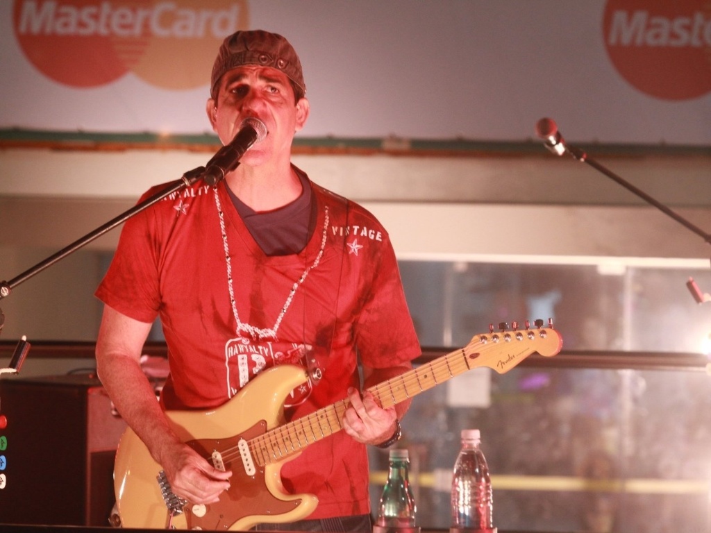 Durval Lelys leva seu Asa de Águia para o palco no segundo dia do Folianópolis, evento de axé music em Florianópolis (16/11/2012) - Foto Rio News