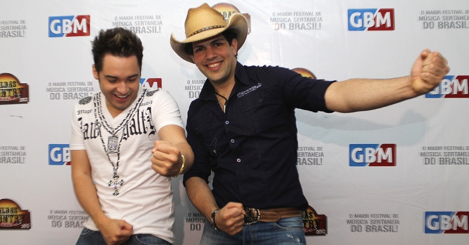 Fernando e Sorocaba brincam nos bastidores do Caldas Country Show, em Caldas Novas, Goiás (16/11/2012) - Thiago Duran/AgNews