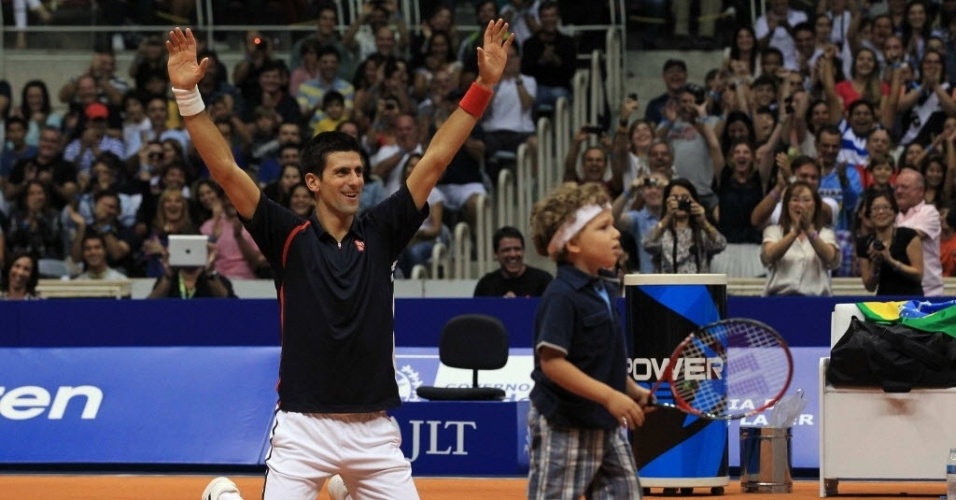 Garoto Enzo, de 4 anos, foi chamado à quadra e deu show com a raquete contra Guga, observado por Djokovic - EFE/Marcelo Sayão