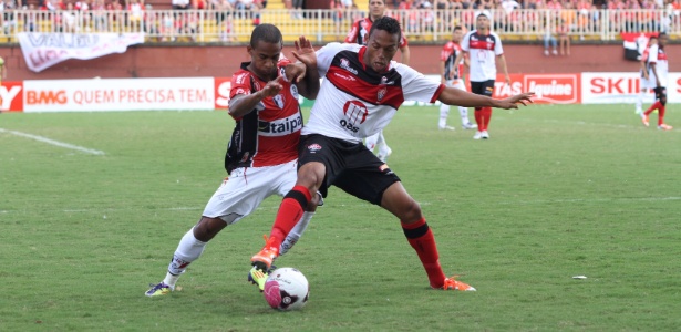 Jogadores de Joinville e Vitória brigam pela posse da bola - Patrícia Phillips/BAPRESS/ESTADÃO CONTEÚDO