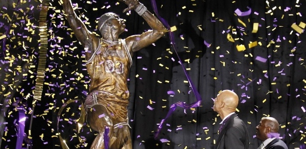Kareem Abdul-Jabbar foi homenageado com uma estátua de bronze no Staples Center - REUTERS/Danny Moloshok