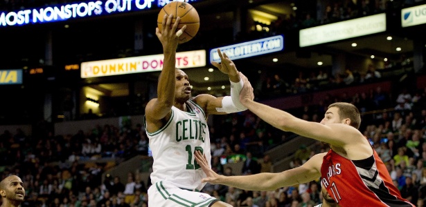 Leandrinho, do Boston Celtics, tenta a bandeja contra o Toronto Raptors - CJ Gunther/EFE