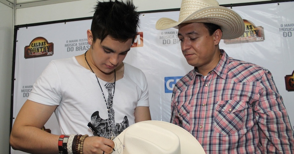 Luan Santana autografa chapéu do animador Cuiabano Lima nos bastidores do Caldas Country Show (16/11/2012) - Thiago Duran/AgNews