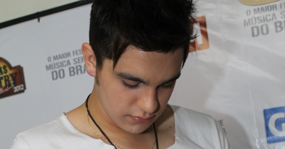 Luan Santana autografa chapéu nos bastidores do Caldas Country Show (16/11/2012) - Thiago Duran/AgNews