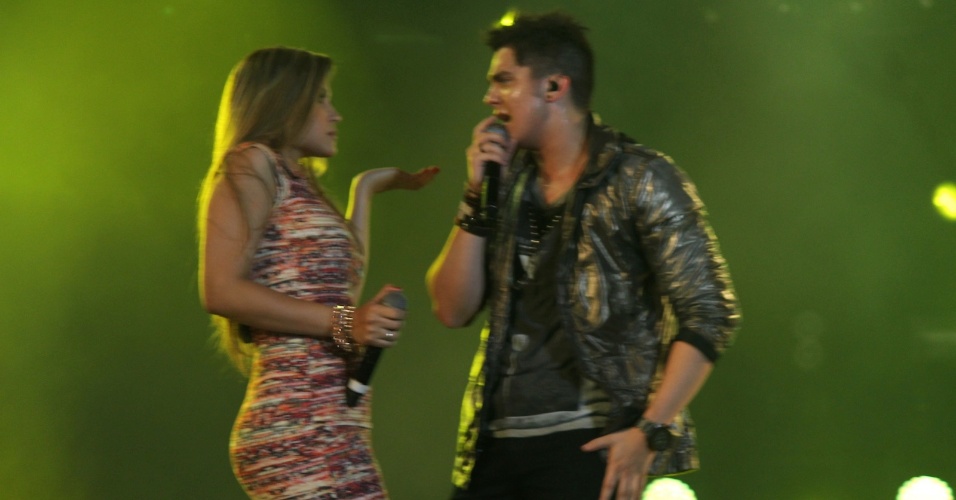 Luan Santana dança com com backing vocal durante show na primeira noite do Caldas Country Show, em Caldas Novas (16/11/2012) - Thiago Duran/AgNews