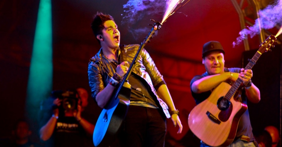 Luan Santana lança chamas de seu violão durante show na primeira noite do Caldas Country Show, em Caldas Novas (16/11/2012) - Cláudio Augusto/Foto Rio News