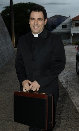 O padre Juarez chega para fazer a cerimônia de casamento dos irmãos Marcela e Tiago Leifert, em São Paulo (17/11/12)
