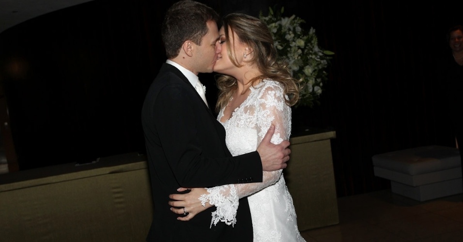 Tiago Leifert e Daiana Garbin posam para jornalistas após o casamento (17/11/12). O casal está junto desde 2010