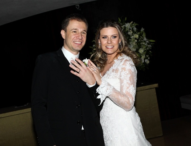 Tiago Leifert e a noiva Daiana Garbin posam para foto após o casamento (17/11/12)