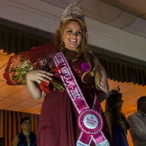 Amanda Santana, auxiliar de quimioterapia, é coroada Miss Plus Size Carioca 2012, na noite deste sábado  - Ana Carolina/UOL