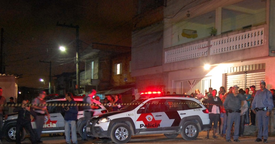 18.nov.2012 - Corpo coberto de homem baleado em Guarulhos, fica estendido no chão da rua Madre de Deus de Minas, no bairro do Taboão, onde aconteceu o crime