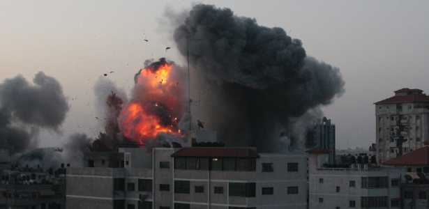 Explosão atinge a Faixa de Gaza em nova ofensiva de Israel, desta vez pelo litoral, no quinto dia de conflito - Ahmed Zakot/Reuters