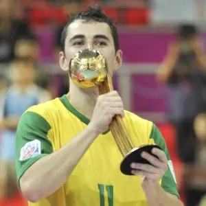 Campeão mundial e eleito melhor do mundo, Neto anuncia aposentadoria do  futsal em 2023, futsal