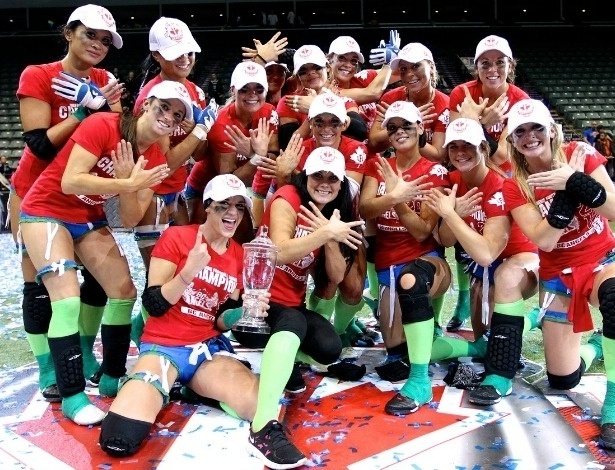 Campeãs da Liga Lingerie de Futebol Americano, meninas do BC Angels posam para a foto com a taça de campeão
