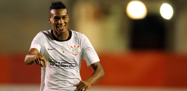 Edenílson em ação pelo Corinthians em 2012; atleta deve ganhar novas chances este ano - Jefferson Bernardes/UOL