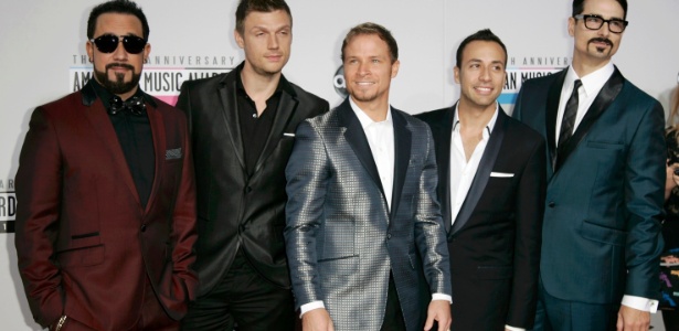 Em sua formação original, o quinteto Backstreet Boys passa pelo tapete vermelho do 40º American Music Awards, em Los Angeles (18/11/12) - REUTERS/Jonathan Alcorn