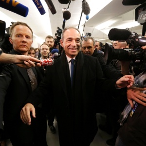Jean-François Cope (ao centro),  do UMP (União por uma Maioria Popular), é o  líder da oposição francesa - Benoit Tessier /Reuters