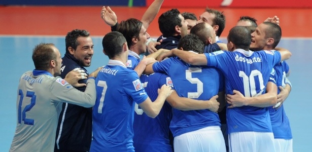 Jogadores da Itália comemoram a conquista do terceiro lugar da Copa do Mundo de Futsal - AFP PHOTO/PORNCHAI KITTIWONGSAKUL