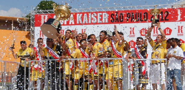 Jogadores do Ajax comemoram após a vitória na final da Copa Kaiser SP