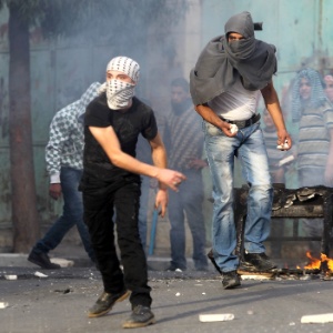 Jovens palestinos fazem barricadas e atiram pedras contra soldados israelenses na cidade de Hebron, na Cisjordânia - Abed Al Hashlamoun/EFE/EPA
