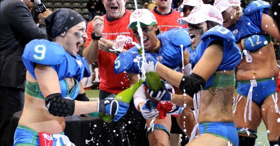 Meninas do BC Angels fazem a festa após conquistarem o título da Liga Lingerie de Futebol Americano