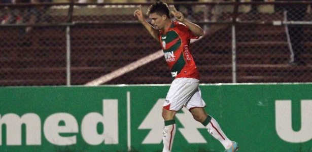 Gol de Moisés contra o Grêmio ajudou a salvar a Portuguesa no Brasileirão 2012 - Agif