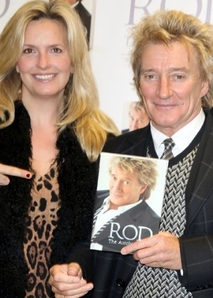 O cantor Rod Stewart autografa sua autobiografia, "Rod: The Autobiography" junto com sua mulher, Penny Lancaster, em Londres (18/11/12) - OpticPhotos/Brainpix
