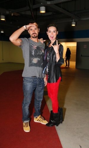 O casal de atores Thaila Ayala e Paulo Vilhena posam para fotógrafo na chegada ao show do Kiss, no Rio de Janeiro (18/11/12)
