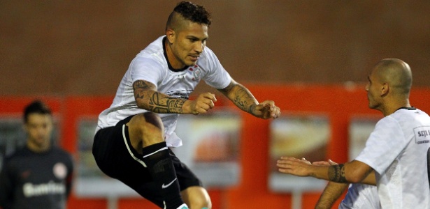 Peruano Guerrero sofreu a lesão na partida contra o São Paulo no Pacaembu