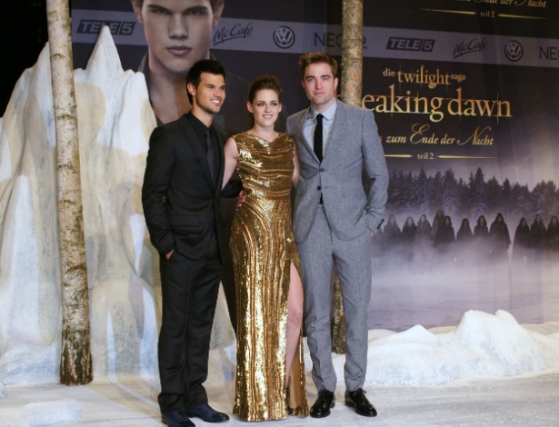 Protagonistas de "Crepúsculo", Taylor Lautner, Kristen Stewart e Robert Pattinson participam da première de "Amanhecer - Parte 2", em Berlim (18/11/12)