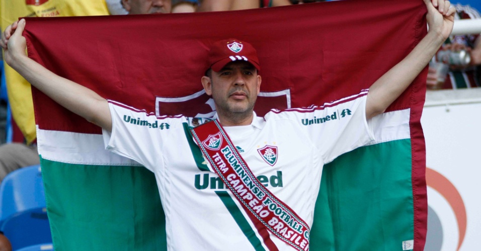 Torcedor comemora o título Brasileiro antes mesmo da partida entre Fluminense e Cruzeiro